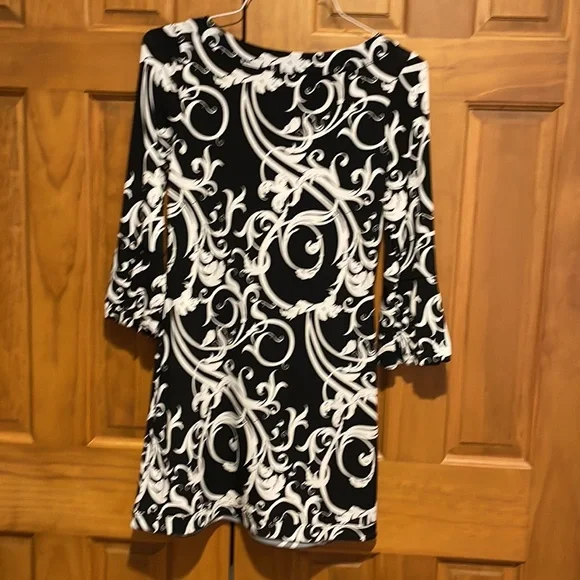 White House Black market black white small 3/4 sleeve dress. Floral print WHBM - Picture 2 of 9